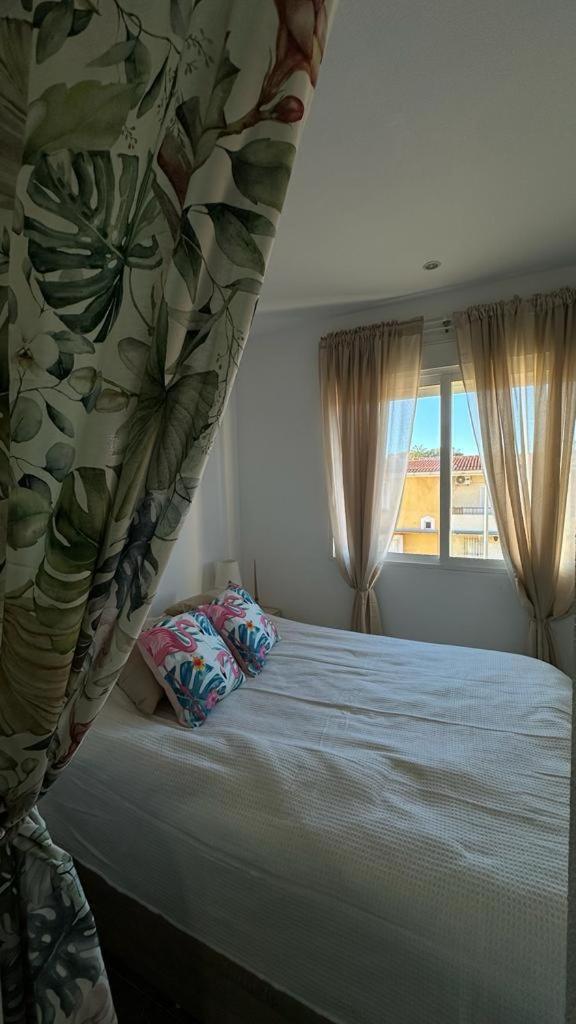 Playa De Los Naufragos Cozy Apartment With Pool Torrevieja Bagian luar foto